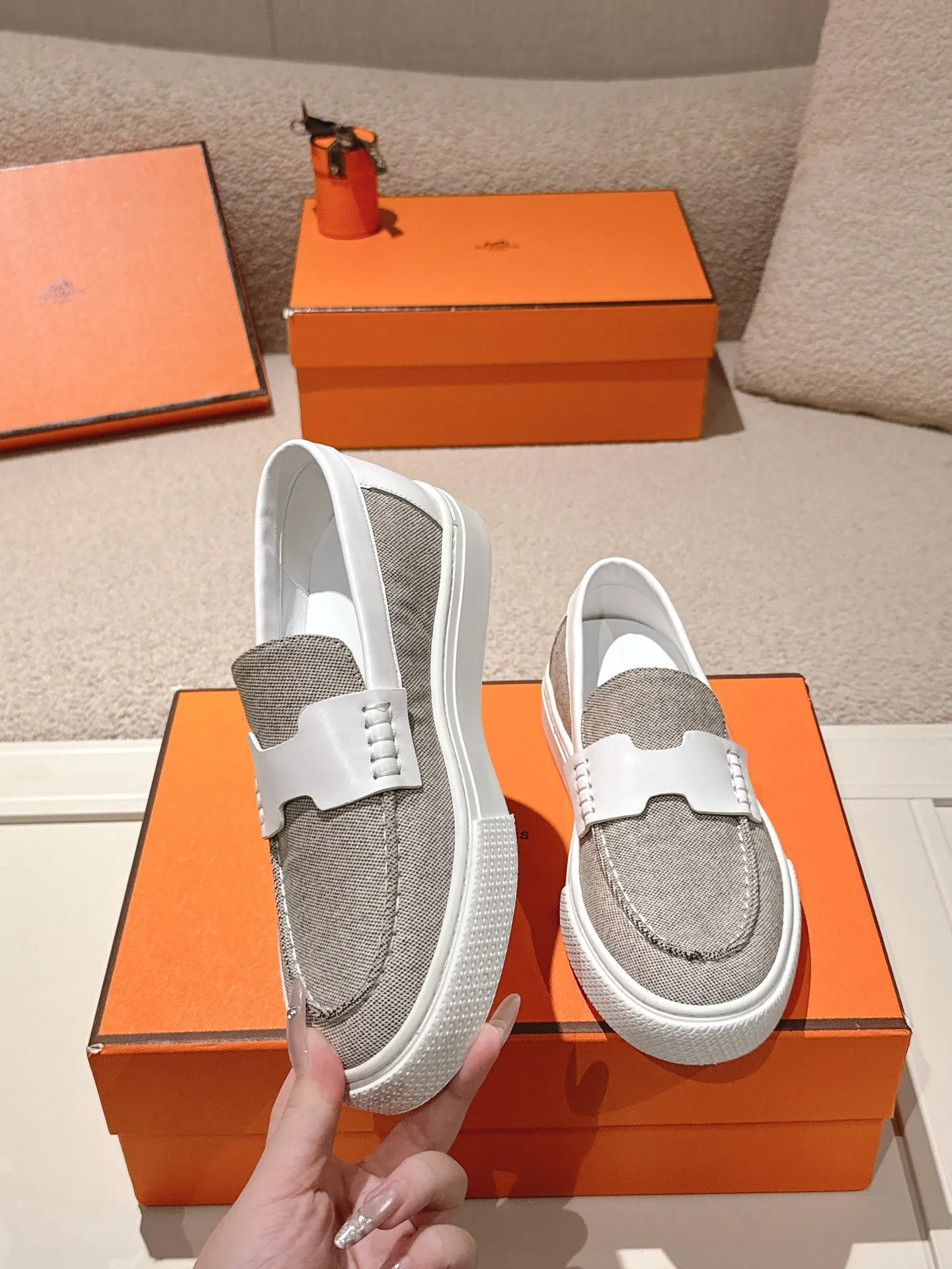 Men's men's shoes P620! Hermes# Thick Sole Couple Loafers These lace-up free sneakers in calfskin and washed denim feature signature "H" details. The design is simple and smooth, creating a fashionable urban look. It is comfortable and versatile. H family classics are not outdated, and the delivery counter is beautifully packaged🛍📦 Fabric: Original customized washed denim/first-layer cowhide Lining: Imported soft sheepskin Sole: Original open-molded anti-slip TPU material Size: 35-45
